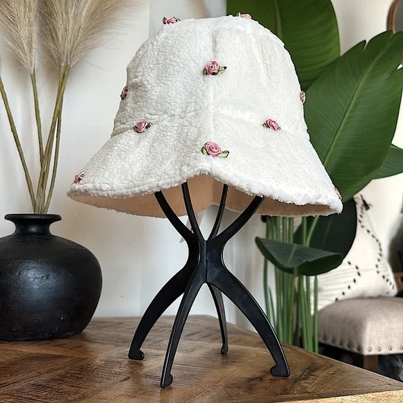 NWT🌹💕Pink Rosette Sherpa Bucket Hat 💕🌹 - Picture 6 of 9